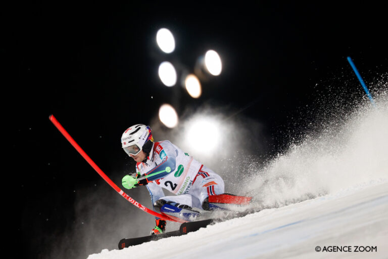 Henrik Kristoffersen en pleine course de slalom nocturne à Schladming