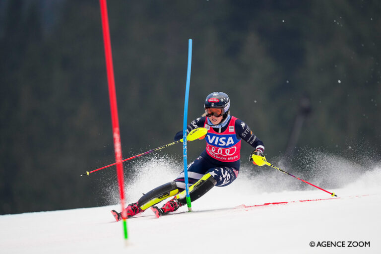 Mikaela Shiffrin en action lors du slalom de Spindleruv Mlyn