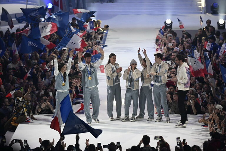 L'équipe de France de ski alpin célèbre ses médailles à Milan–Cortina 2026