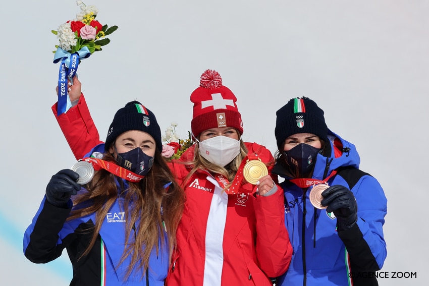 Podium de la descente féminine des JO de Pékin 2022 : Goggia, Suter, Delago