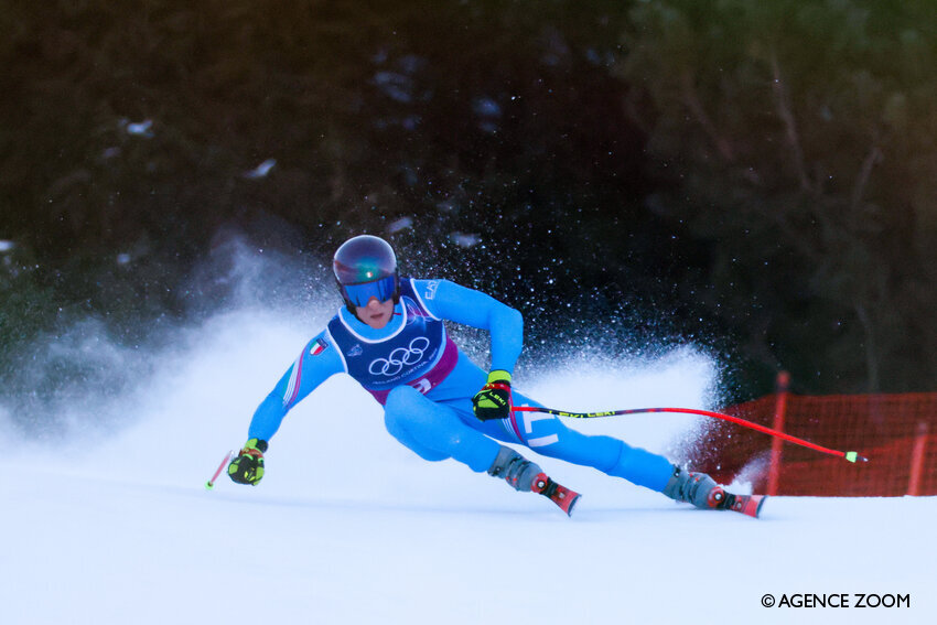 Un skieur du combiné par équipe en action lors des Jeux Olympiques