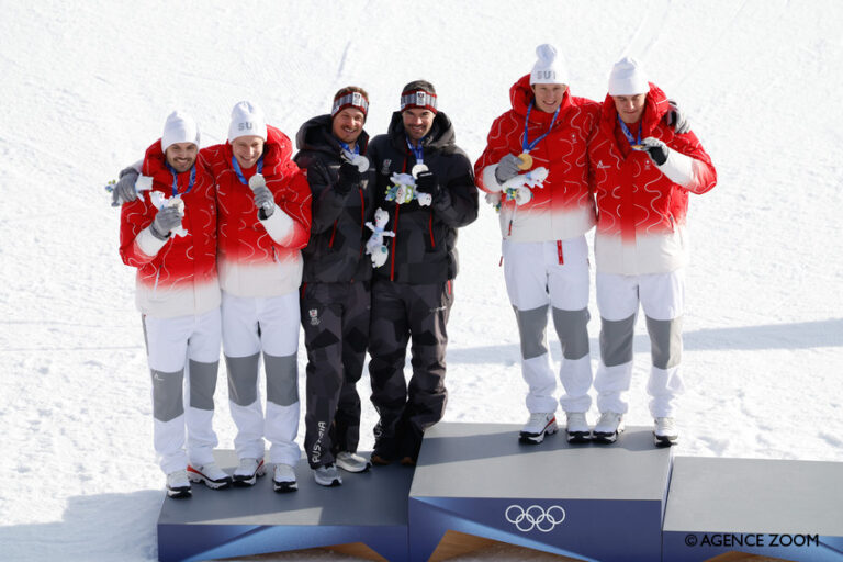 Franjo von Allmen et Tanguy Nef sur le podium olympique du combiné par équipe