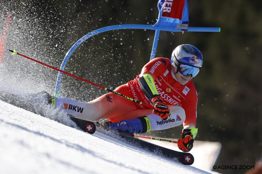 Marco Odermatt en pleine action sur un slalom géant en Coupe du monde